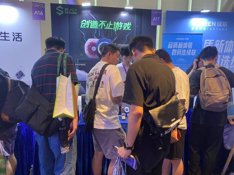 5深圳充电嘉年华安全快充引热潮！不朽情缘黑鲨充电宝系列闪耀202(图3)